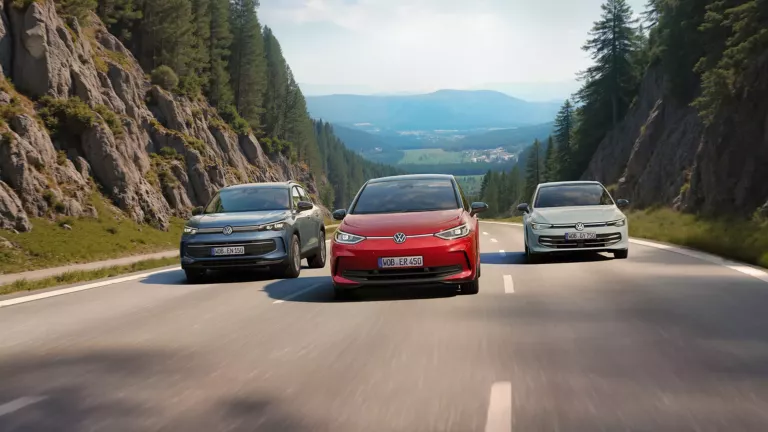 Τρία μοντέλα VW εν κινήσει στο δρόμο