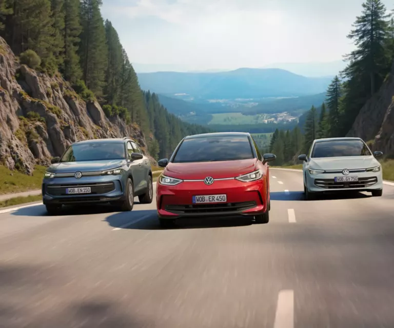 Τρία μοντέλα VW εν κινήσει στο δρόμο