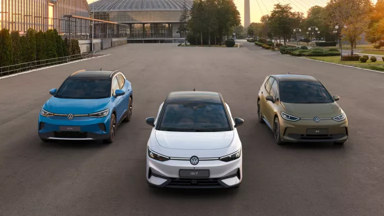 ID. Range mit ID.4, ID.7 und ID.3 auf der Straße