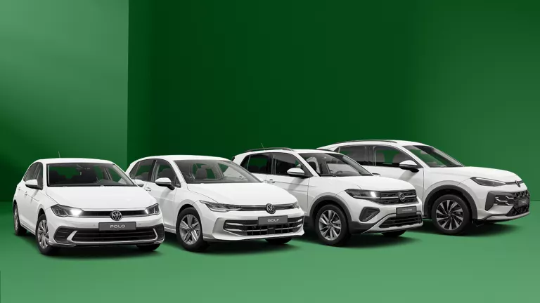 Polo, Golf, T-Cross & T-Roc in weiß vor einem grünen Hintergrund
