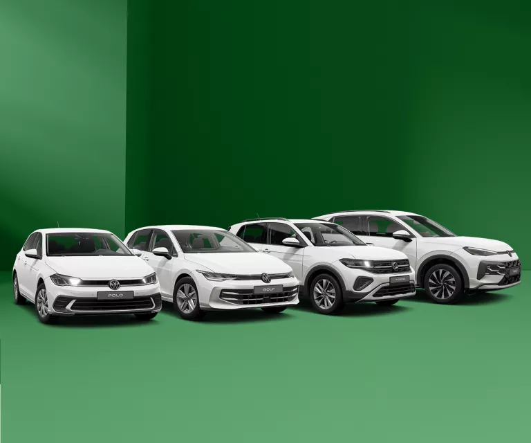 Polo, Golf, T-Cross & T-Roc in weiß vor einem grünen Hintergrund