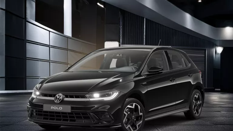 Schwarzer Polo R-Line in seiticher Frontansicht mit dunklem Hintergrund