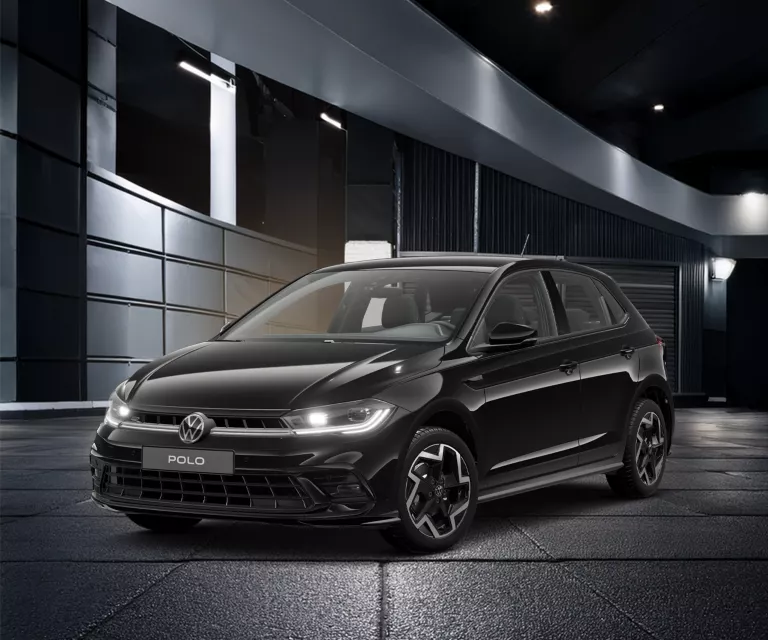 Schwarzer Polo R-Line in seiticher Frontansicht mit dunklem Hintergrund