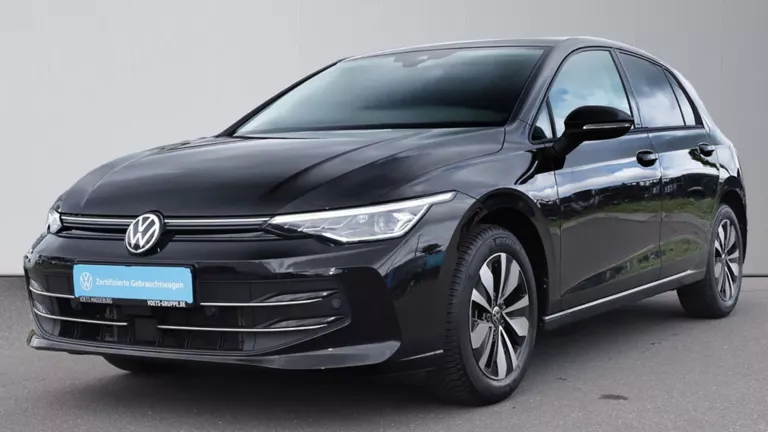 Frontale Ansicht eines schwarzen VW Golf GOAL