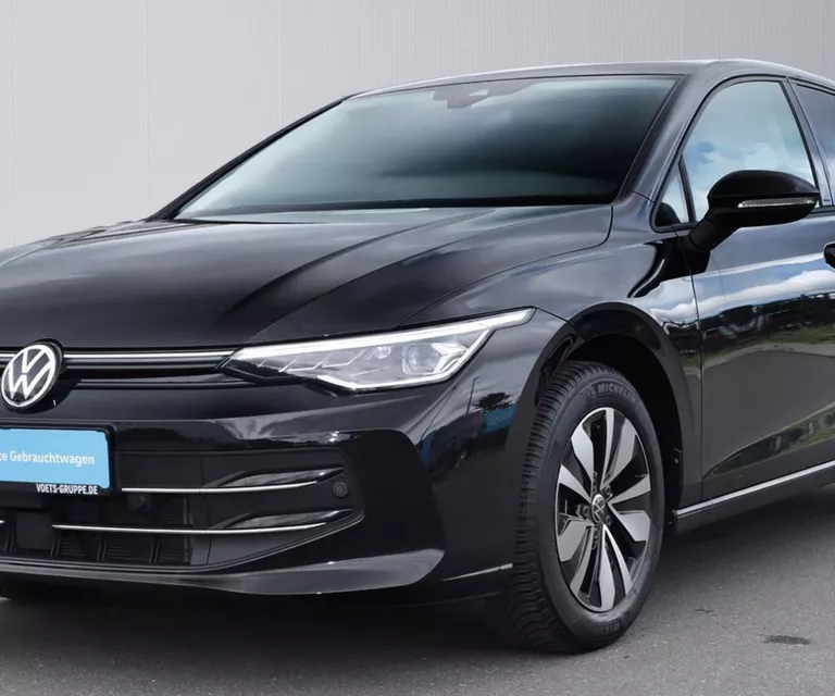 Frontale Ansicht eines schwarzen VW Golf GOAL