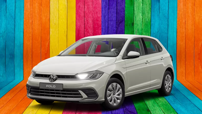 Frontale Ansicht eines grauen VW Polo vor buntem Hintergrund