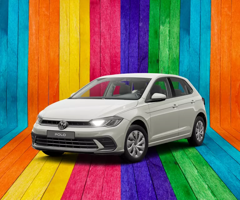 Frontale Ansicht eines grauen VW Polo vor buntem Hintergrund