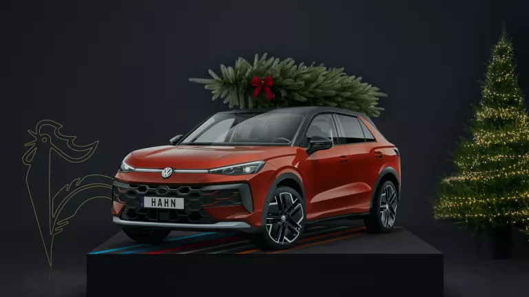 Weihnachtsbaum auf dem Dach eines roten VW T-Roc