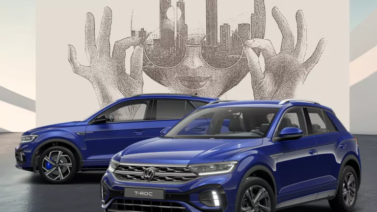 Blauer VW T-Roc in der Seitenansicht.