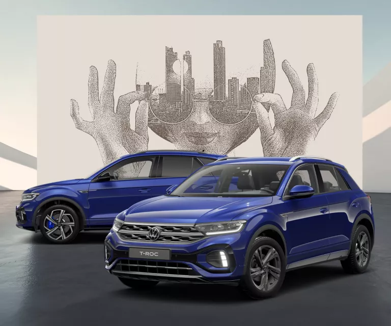 Blauer VW T-Roc in der Seitenansicht.