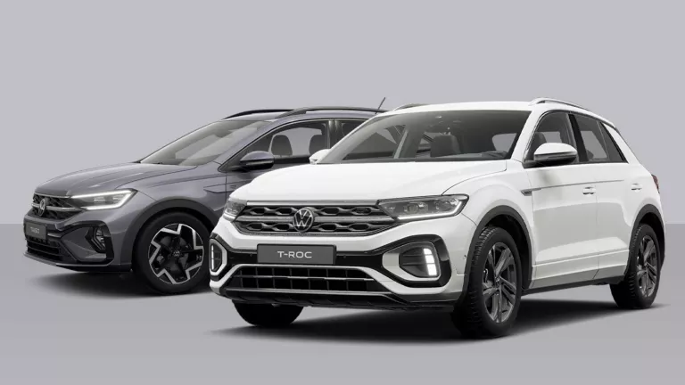 VW Taigo und T-Roc nebeneinander, einer grau, einer weiß, beide von der Seite und leicht von vorne sichtbar.