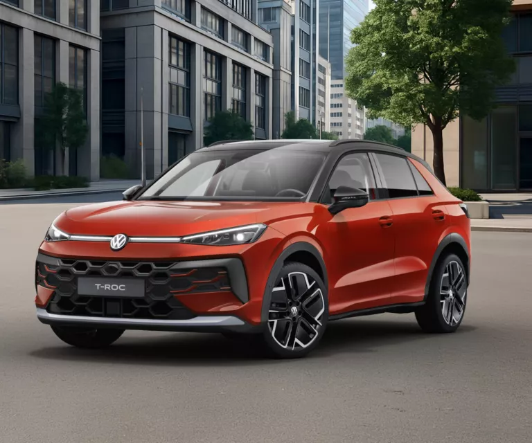 Roter VW T-Roc SUV mit schwarzem Dach, geparkt vor modernen Bürogebäuden und Bäumen, Front- und Seitenansicht sichtbar.