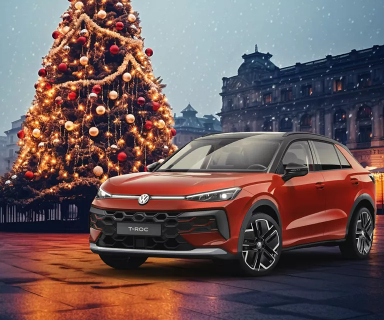 Ein gelber VW T-Roc R-Line und ein roter VW T-Roc Style stehen nebeneinander vor einem modernen Gebäude.