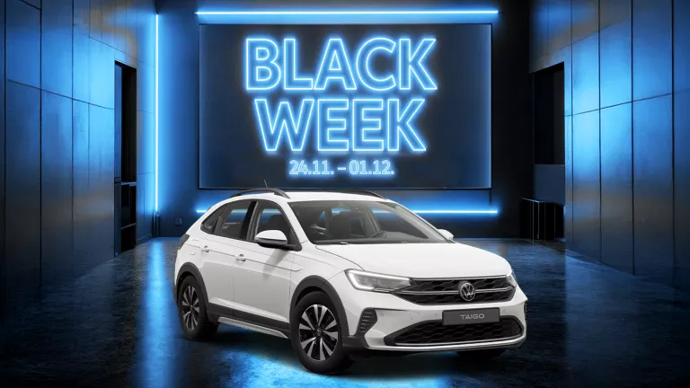 Weißer VW Taigo mit fünf Türen, LED-Scheinwerfern und Radkappen, Frontansicht leicht von rechts