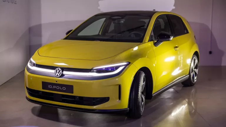 Volkswagen ID.Polo amarillo aparcado dentro de un concesionario