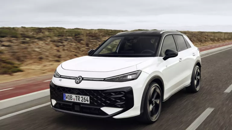 Un Volkswagen T-Roc blanco circulando por una carretera en una zona poco poblada