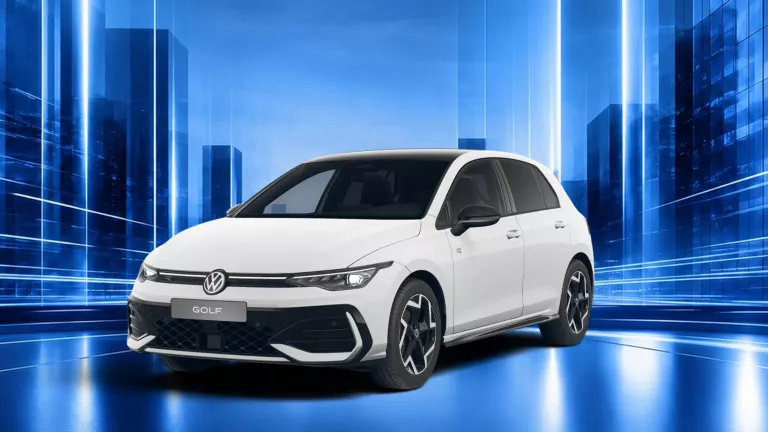 Weißer VW Golf R-Line steht auf blau beleuchtetem runden Podest vor einem futuristischen blauen Hintergrund mit stilisierten Gebäuden