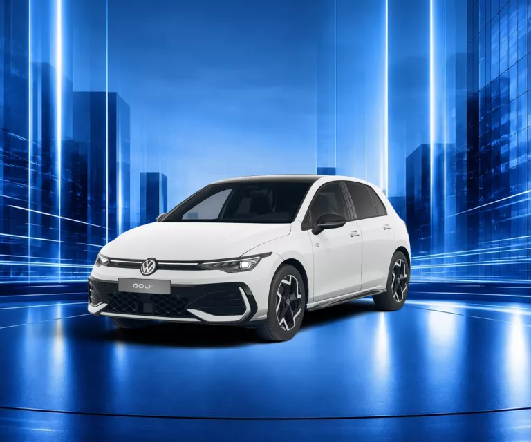 Weißer VW Golf R-Line steht auf blau beleuchtetem runden Podest vor einem futuristischen blauen Hintergrund mit stilisierten Gebäuden