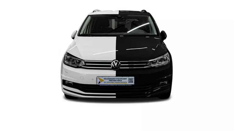 Frontalansicht eines VW Touran mit schwarz-weißer Zweifarb-Lackierung
