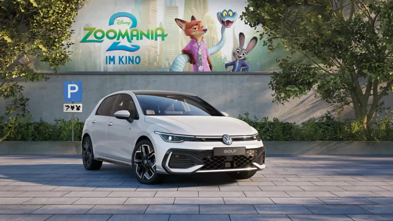VW Golf vor Betonwand mit Werbung für den zweiten Teil des Zoomania Films