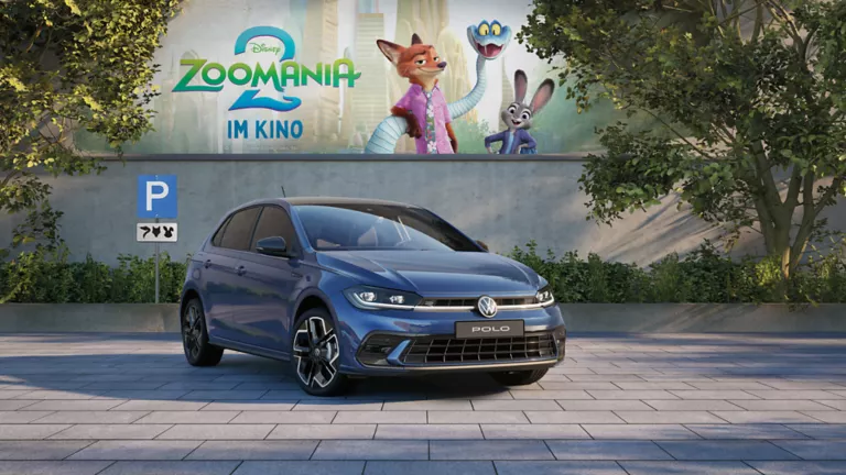 VW Polo vor Betonwand mit Werbung für den zweiten Teil des Zoomania Films