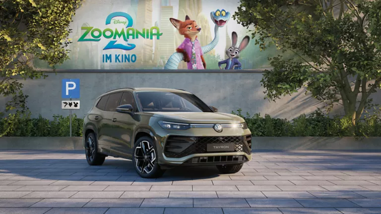 VW Tayron vor Betonwand mit Werbung für den zweiten Teil des Zoomania Films