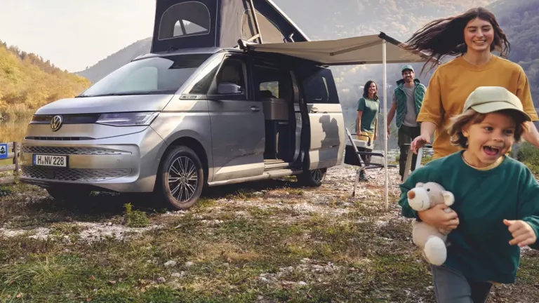 California parkend an einem Campingplatz am See.