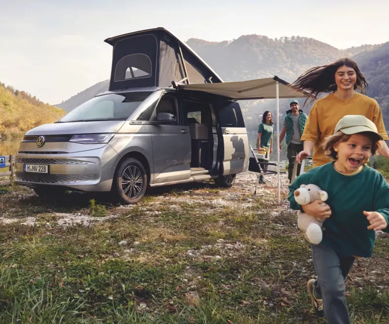 California parkend an einem Campingplatz am See.