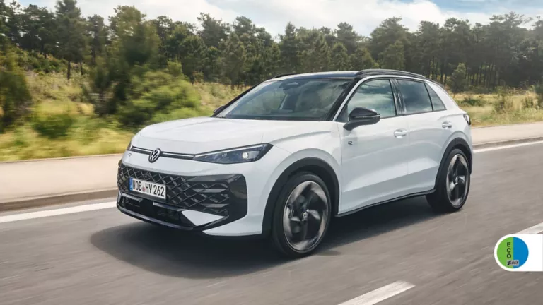 Un Volkswagen T-Roc HEV blanco en movimiento por una carretera de montaña