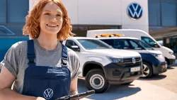 Un addetta Service Veicoli Commerciali di fronte all'officina