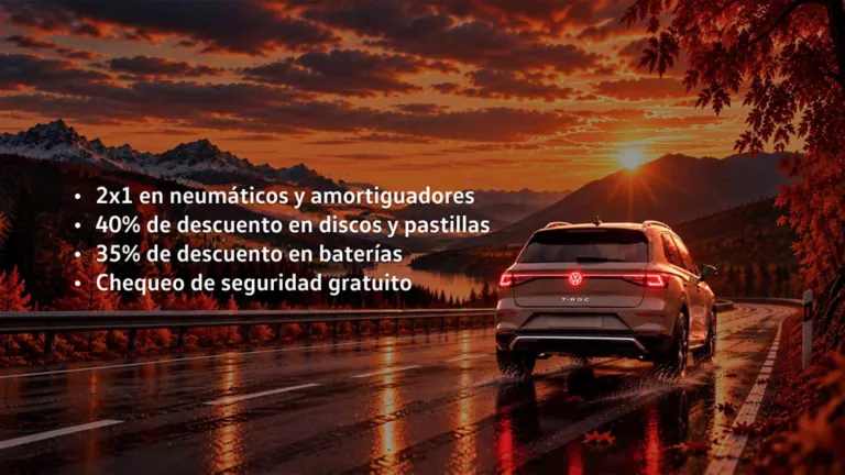 Un SUV Volkswagen visto desde atrás en una autopista al atardecer