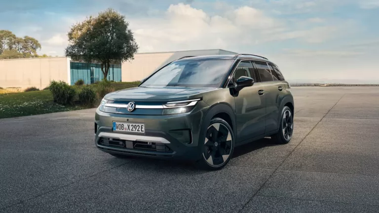 Volkswagen ID.Cross verde parado a aire libre