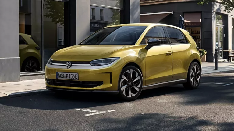 Vista lateral de un Volkswagen ID.Polo amarillo aparcado en la calle
