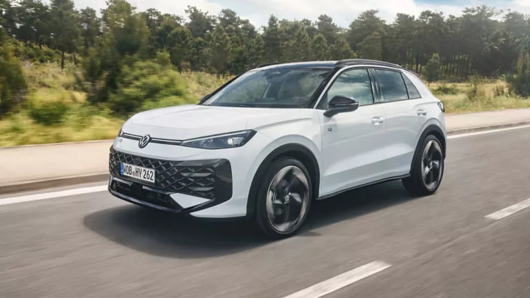 Volkswagen T-Roc blanco circulando por una zona de árboles