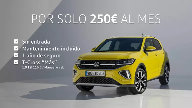 Un Volkswagen T-Cross amarillo parado frente un muro blanco