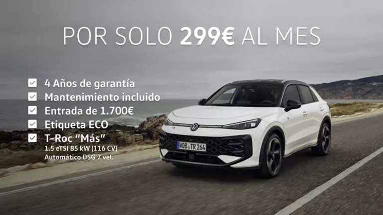 Un Volkswagen T-Roc blanco circulando por una carretera convistas al mar