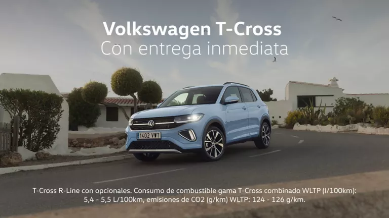 Un Volkswagen azul visto de frente circulando por la calle