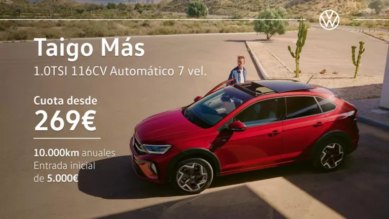 Un Volkswagen Taigo Más rojo aparcado en un aparcamiento vacío