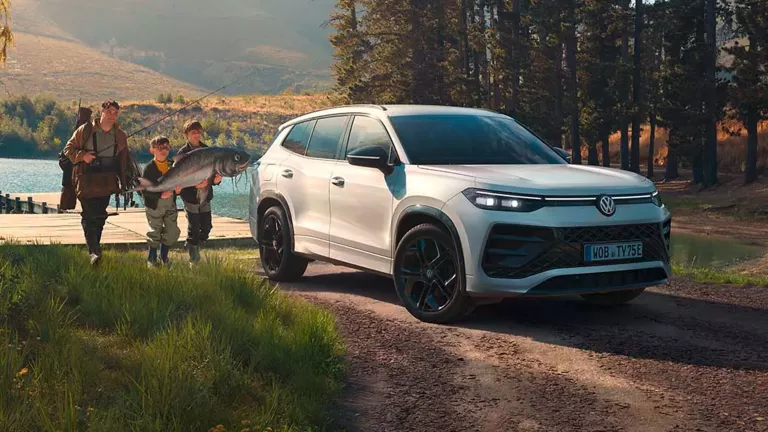 Dunkelgrauer VW Tiguan mit fünf Türen, LED-Scheinwerfern und Radkappen, Frontansicht leicht von rechts