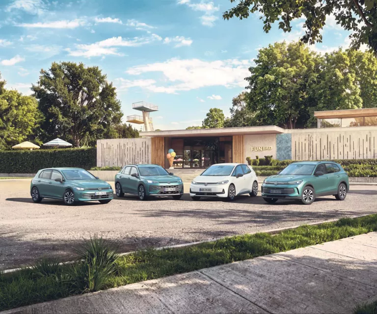Die neuen FUN Sondermodelle von Volkswagen parken vor dem FUNBad.