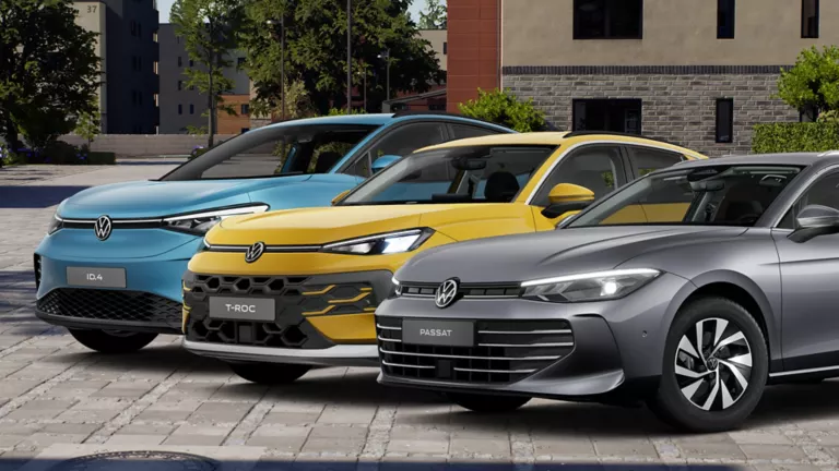 VW ID.4, VW T-Roc und VW Passat parken in einer urbanen Gegend.