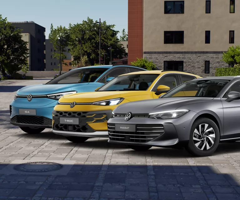 VW ID.4, VW T-Roc und VW Passat parken in einer urbanen Gegend.