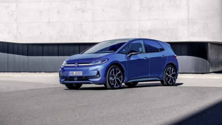 Volkswagen ID.3. Neo azul aparcado frente a una fachada de concreto