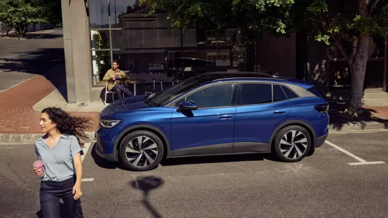 Un ID.4 bleu garé dans la rue.