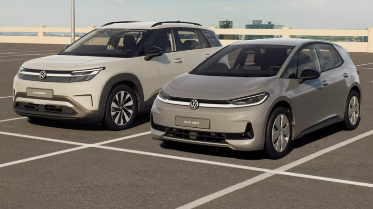 VW. ID. Cross und VW ID.3 Neo stehen auf einem Parkdeck.
