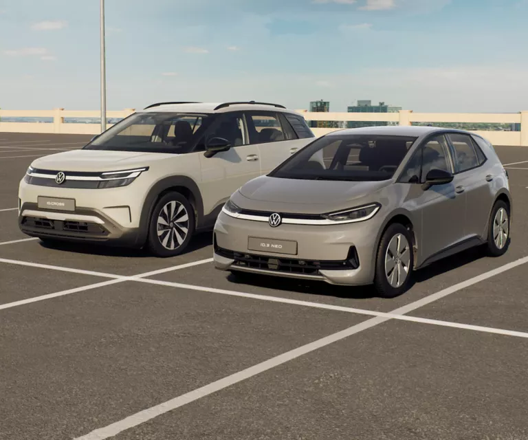 VW. ID. Cross und VW ID.3 Neo stehen auf einem Parkdeck.