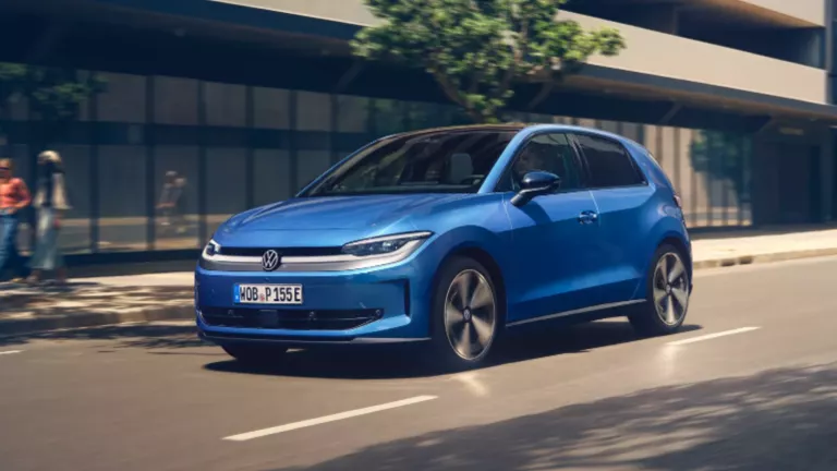 Volkswagen ID. Polo Match azul visto de costado circulando en la ciudad