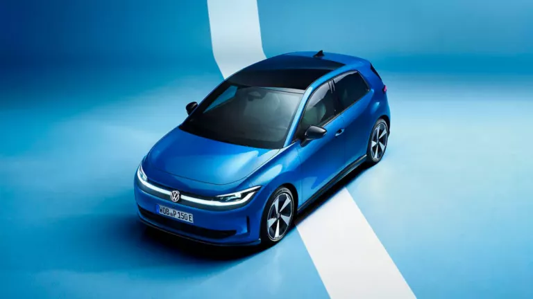 Une VW ID. Polo bleue vue de 3/4 avant.