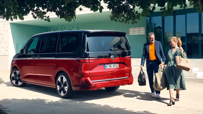 Ein VW Multivan steht am Kai. Vor ihm gehen zwei Männer.