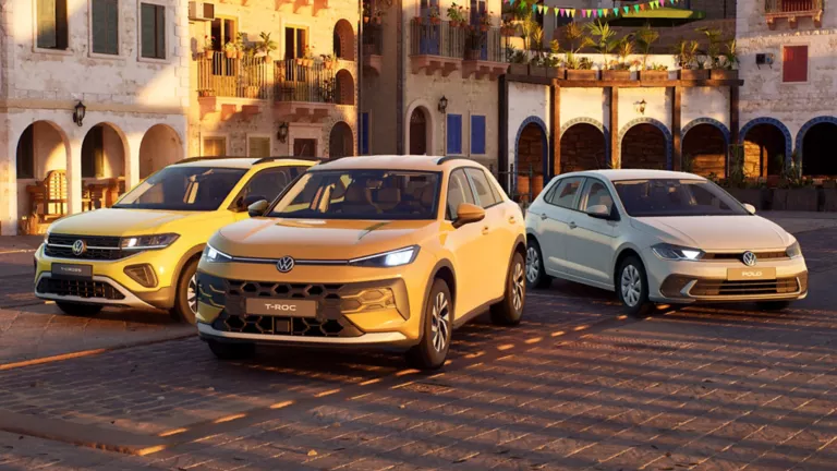 VW Golf, VW T-Roc und VW Tiguan stehen nebeneinander auf einer Straße. 